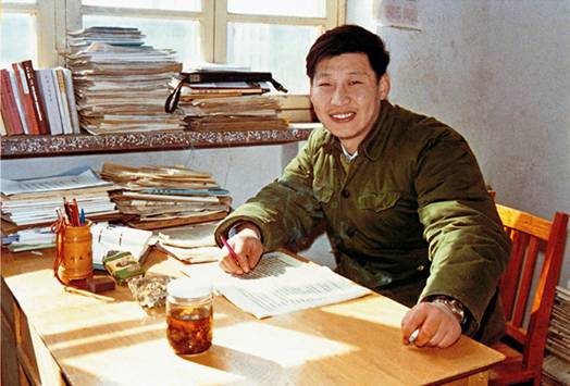 1983年,在河北正定办公室里的习近平。